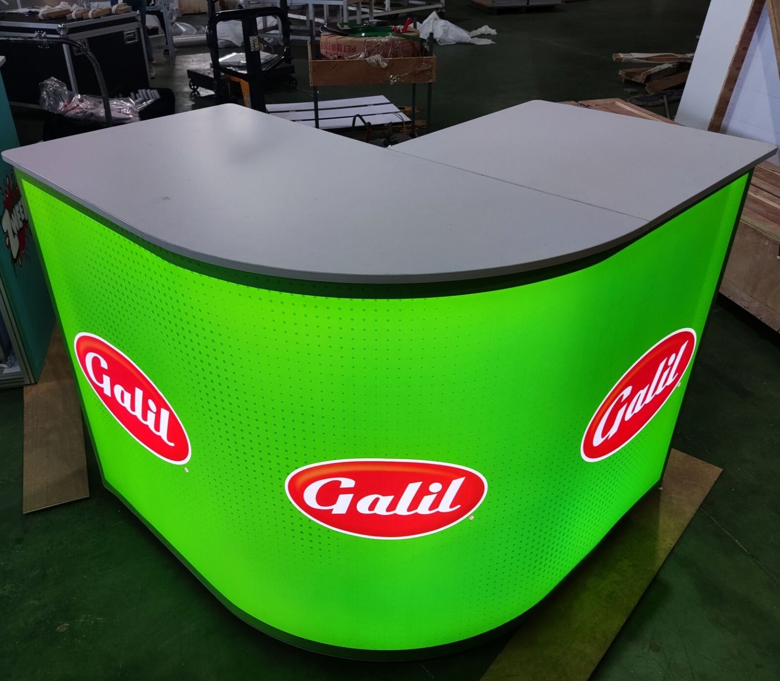 Customizable Backlit Trade Show Exhibition Stand Design With Curved Counter,Cabinet And Shelves